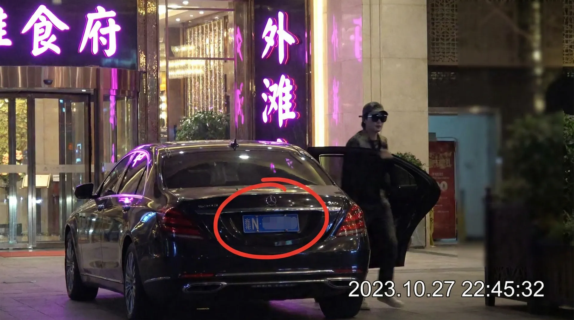国产小视频-国产小视频在线观看::全网独家国产小视频合集 - 豪车餐厅外被拍
